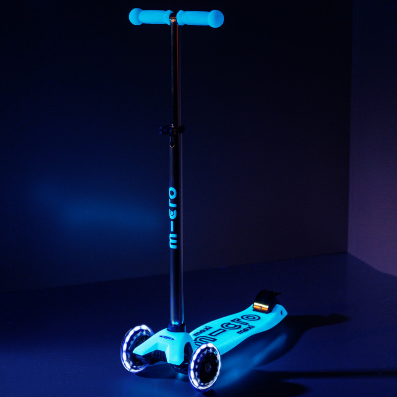 Самокат MICRO серії "Maxi Deluxe Glow LED" – СИНІЙ КРИШТАЛЬ (до 50 kg, 3-х колісний, світло)